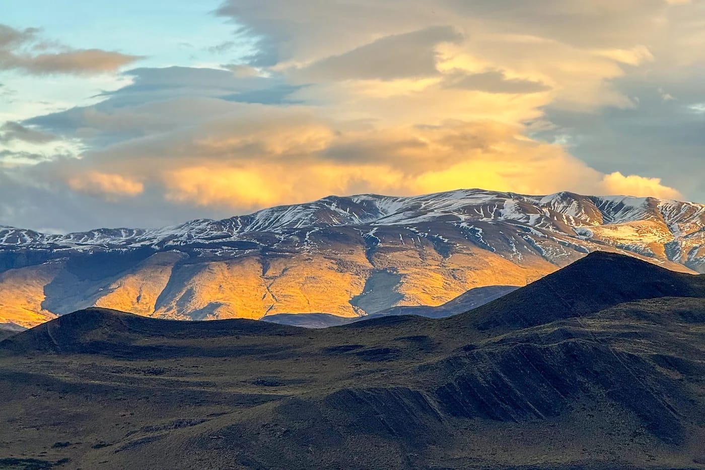 Auringonlasku Patagonian vuorten yllä