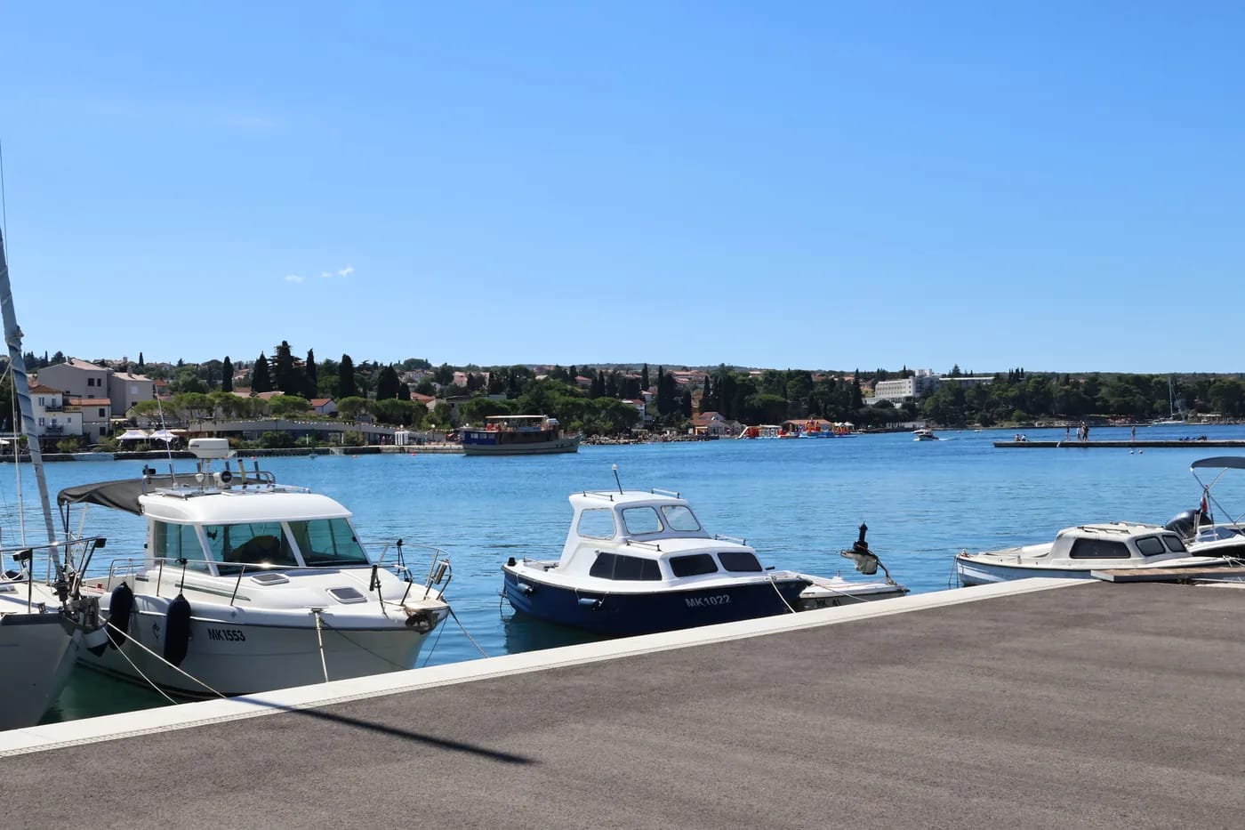 Veneitä Trogirin edustalla ja näkymä lahden yli