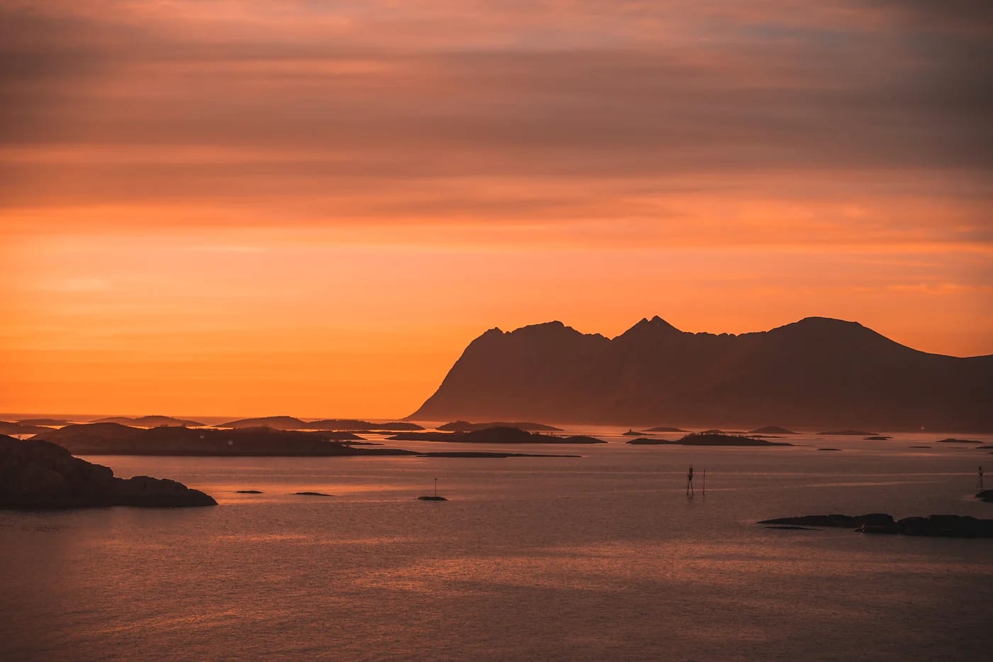 Auringonlasku Pohjois-Norjan vuonolla