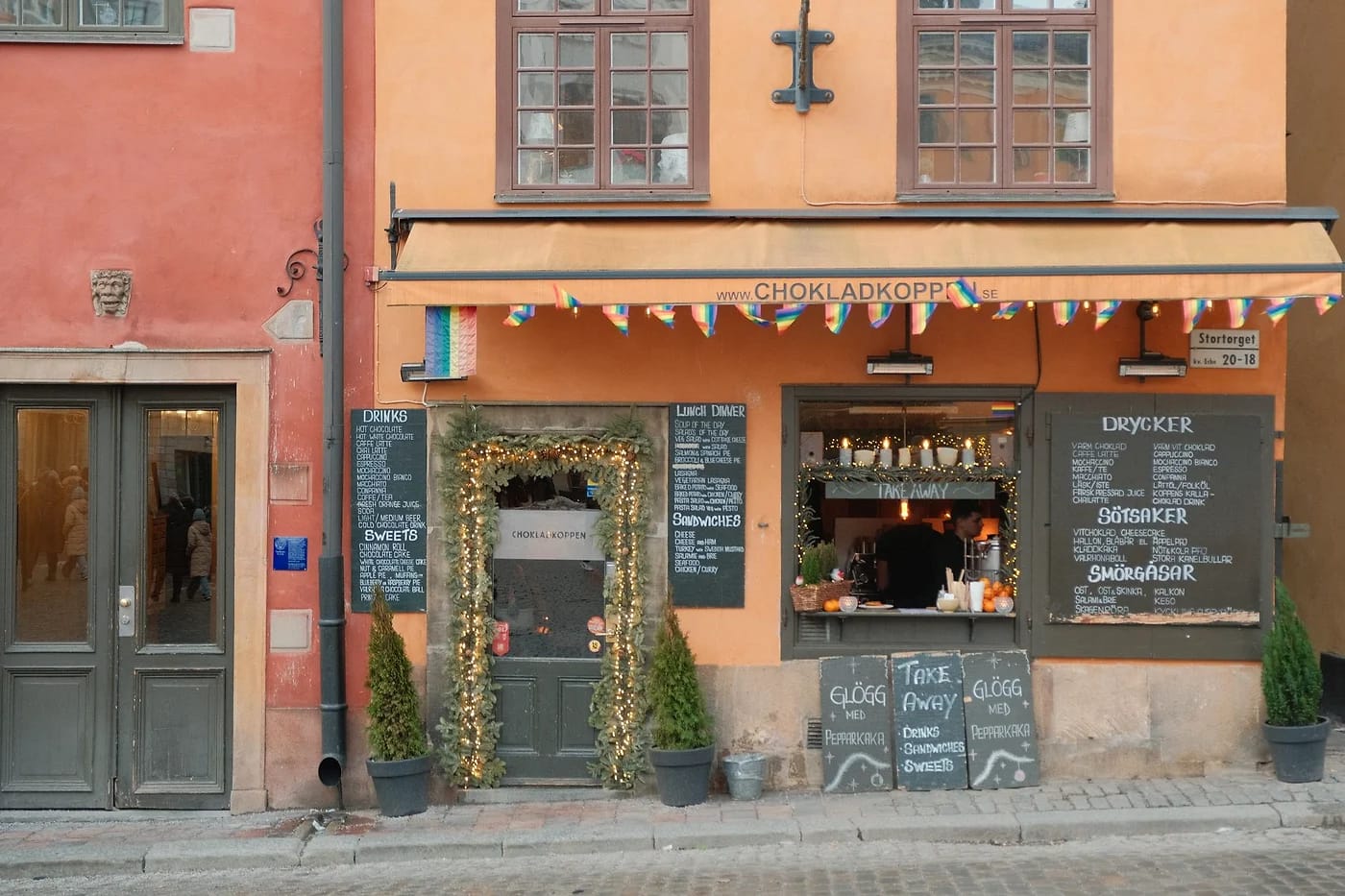 Värikäs kahvilanjulkisivu Gamla Stanissa