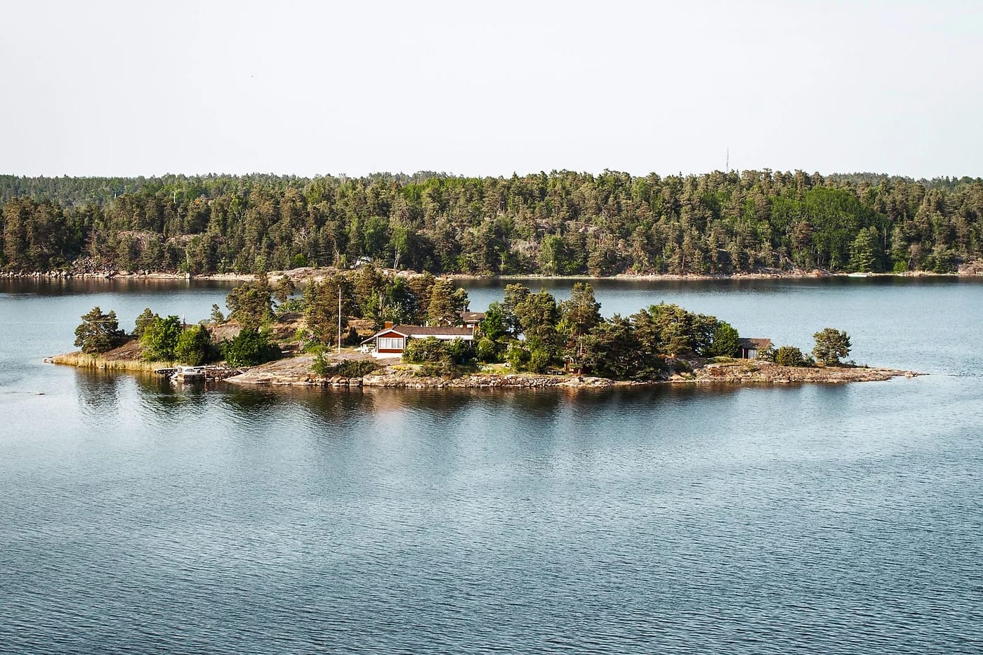 Metsäinen saari Tukholman saaristossa