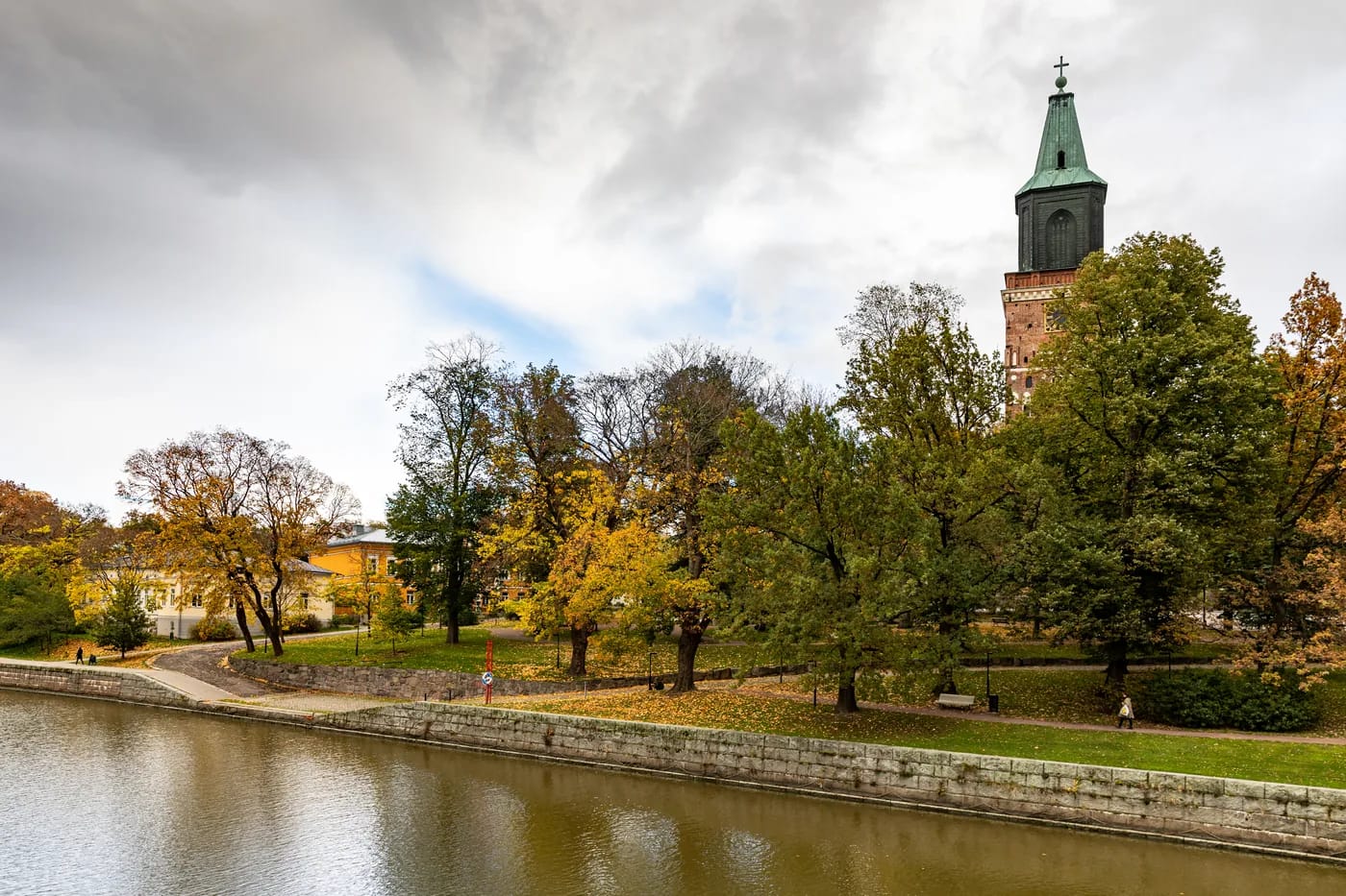 Turun tuomiokirkon torni syyspuiden takana Aurajoen rannalla