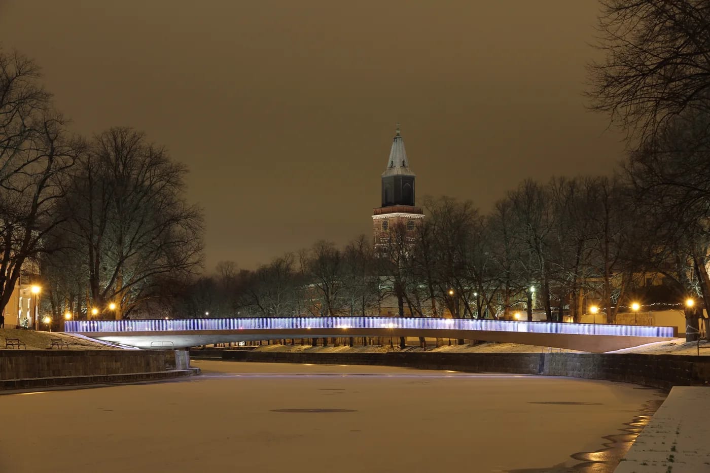 Kirjastosilta ja valaistu tuomiokirkko Aurajoen yllä illalla