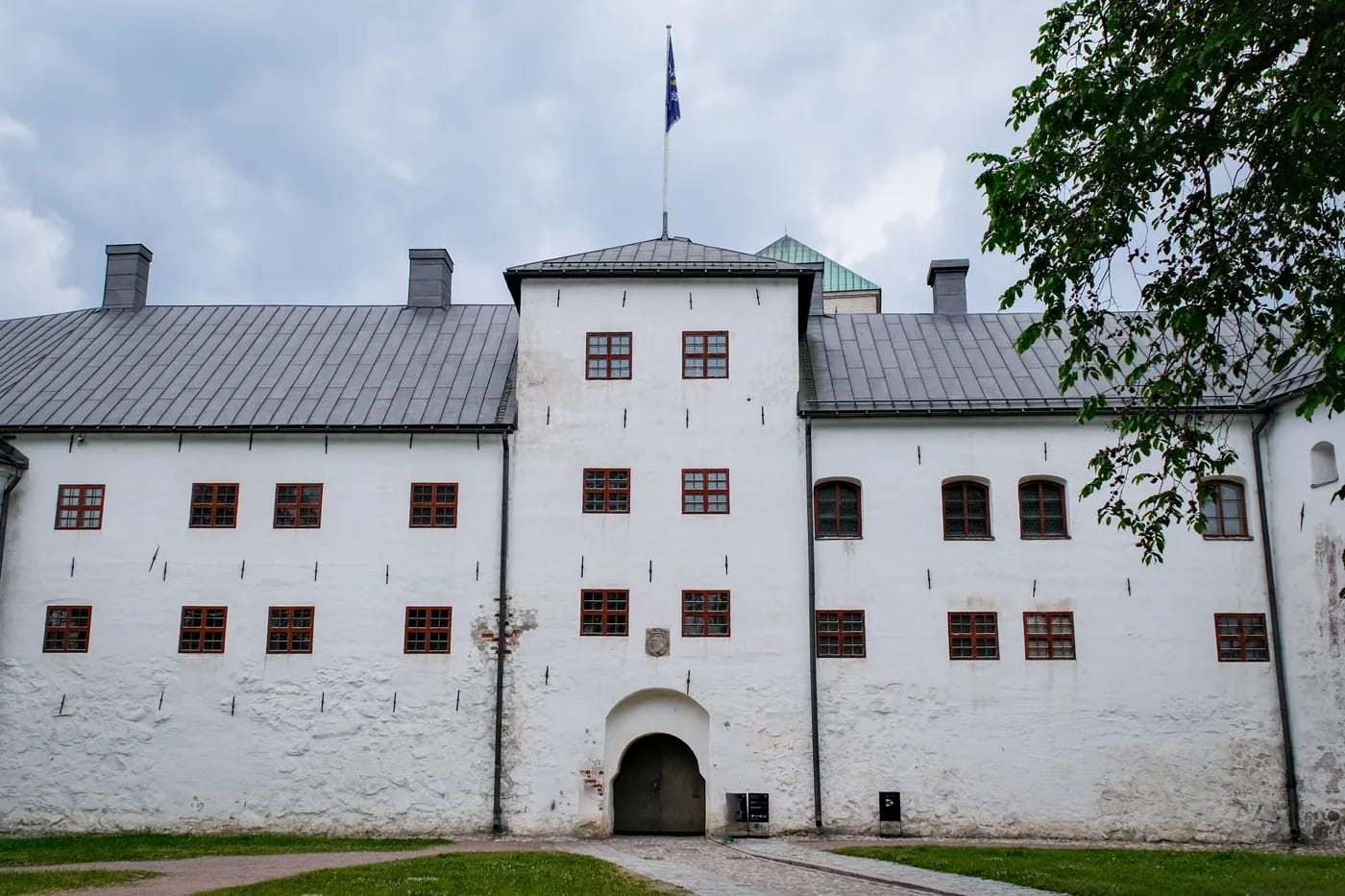 Turun linnan valkoiseksi rapatut päärakennukset ja portti