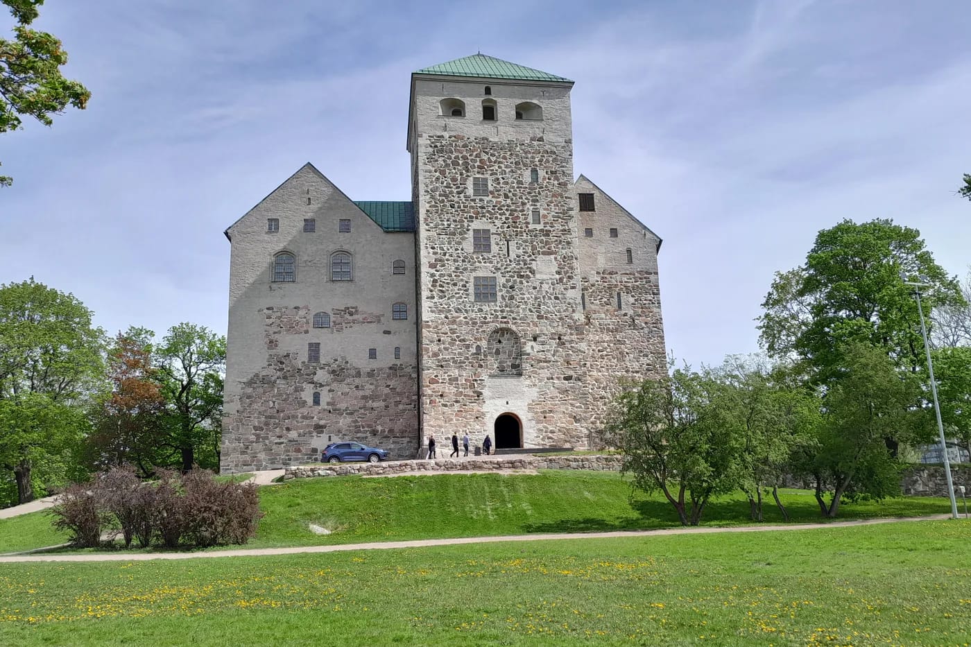 Turun linnan harmaakivinen torni puiston puolelta