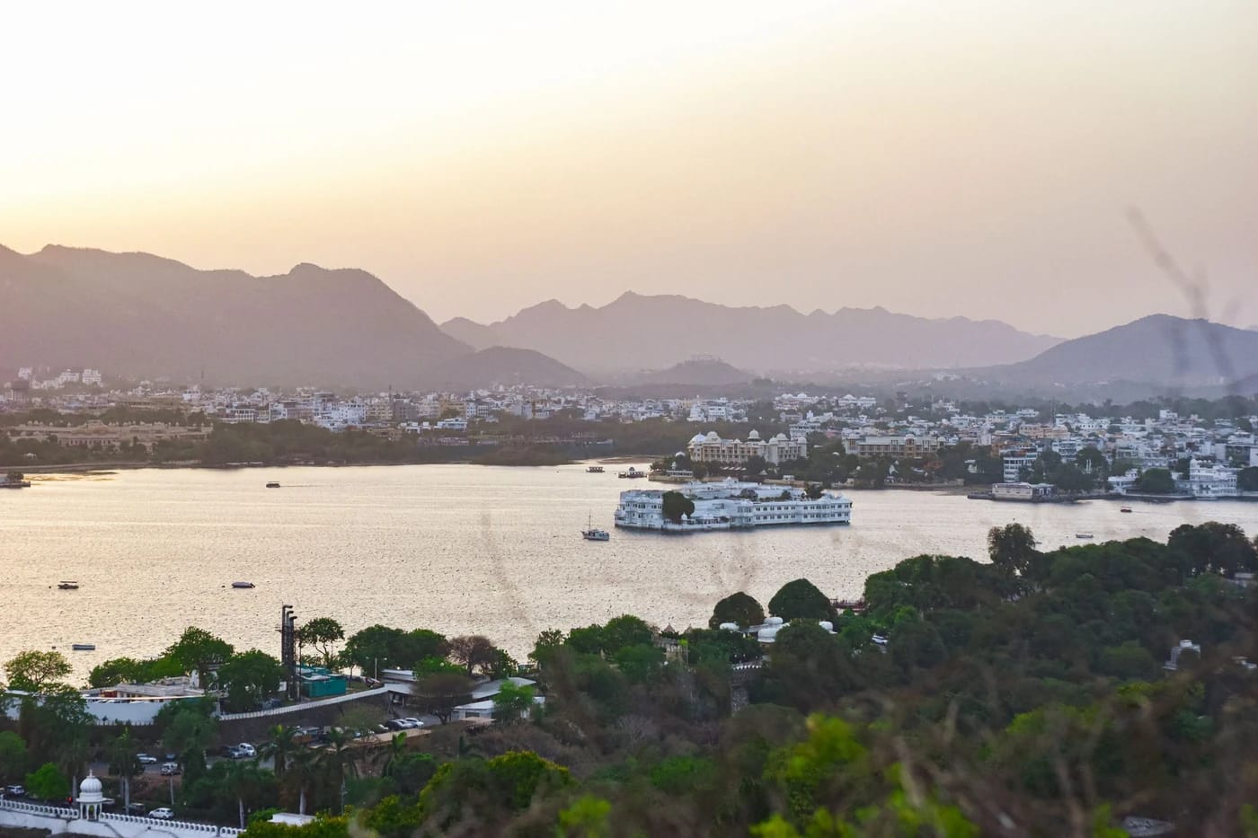 Pichola-järvi ja Taj Lake Palace auringonlaskussa