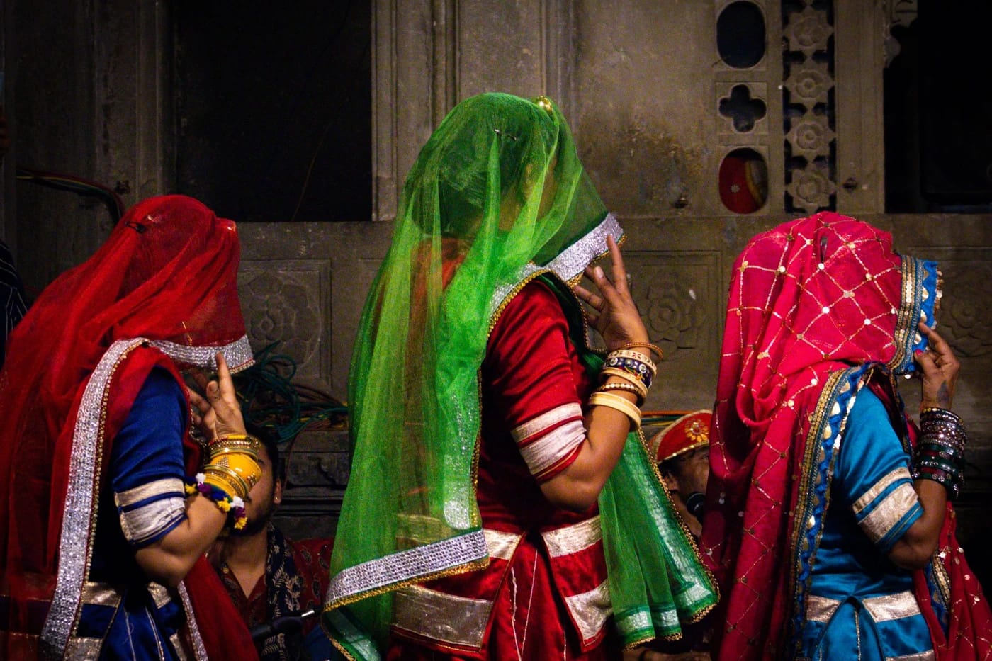Rajasthanilaisnaisia värikkäissä sareissa