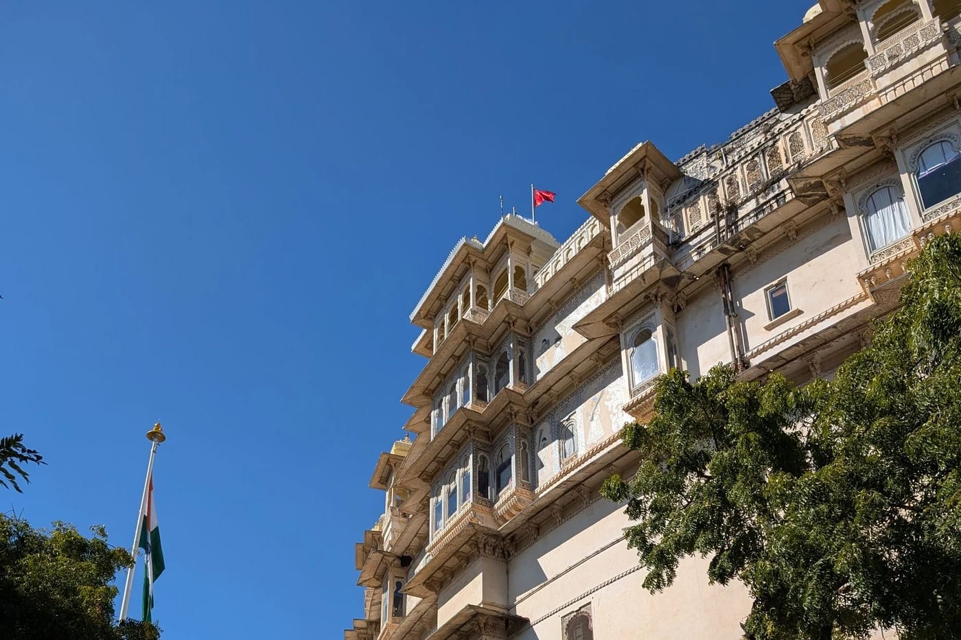 City Palacen julkisivu alhaalta kuvattuna