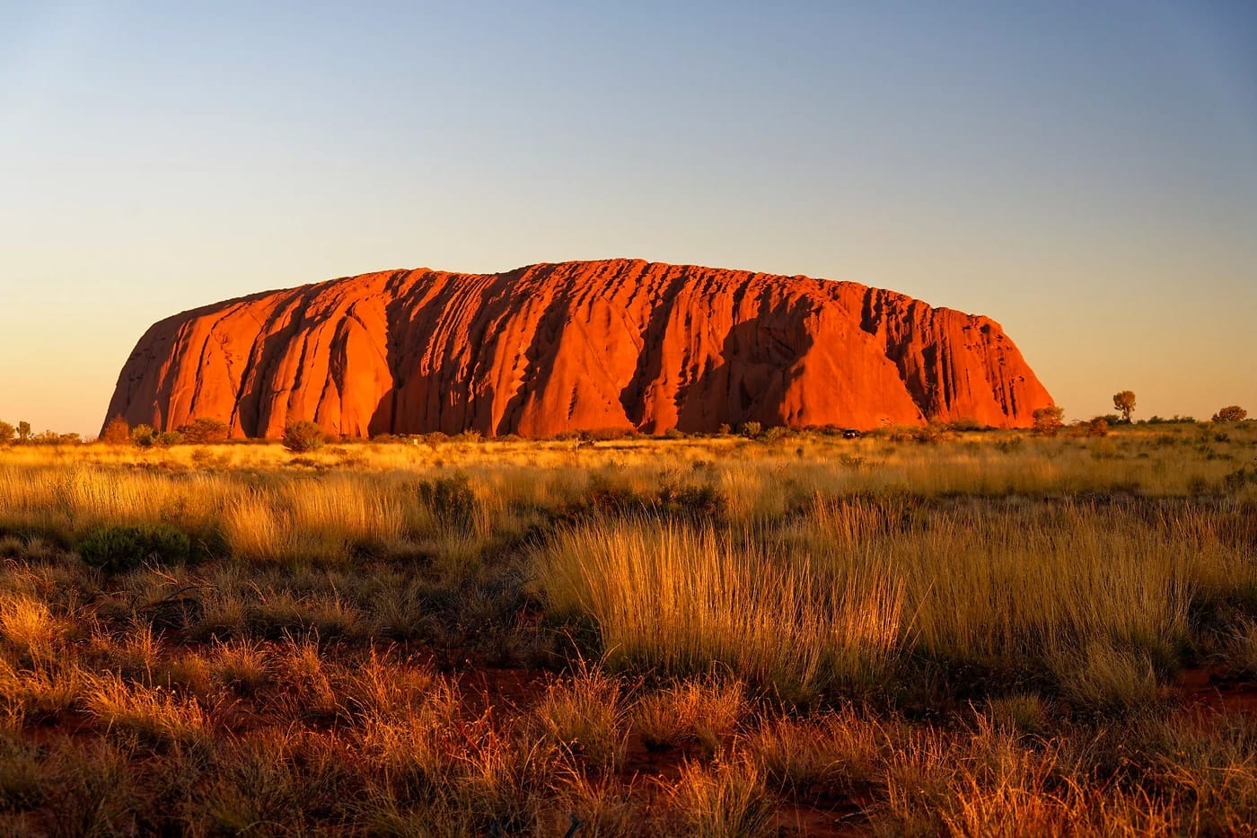 Uluru auringonnousussa autiomaan yllä