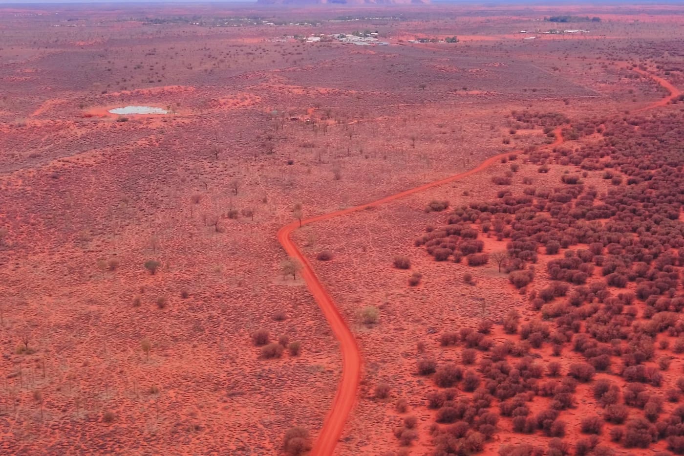 Ilmakuva punaisesta hiekkatiestä Uluru autiomaassa