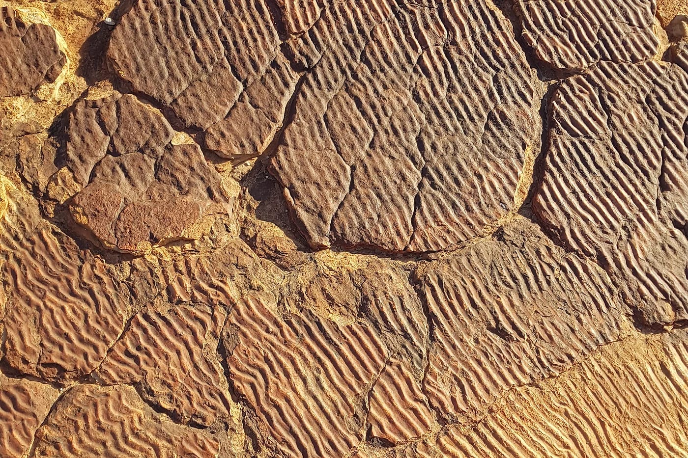 Uluru hiekkakiven aaltokuvioita lähikuvassa