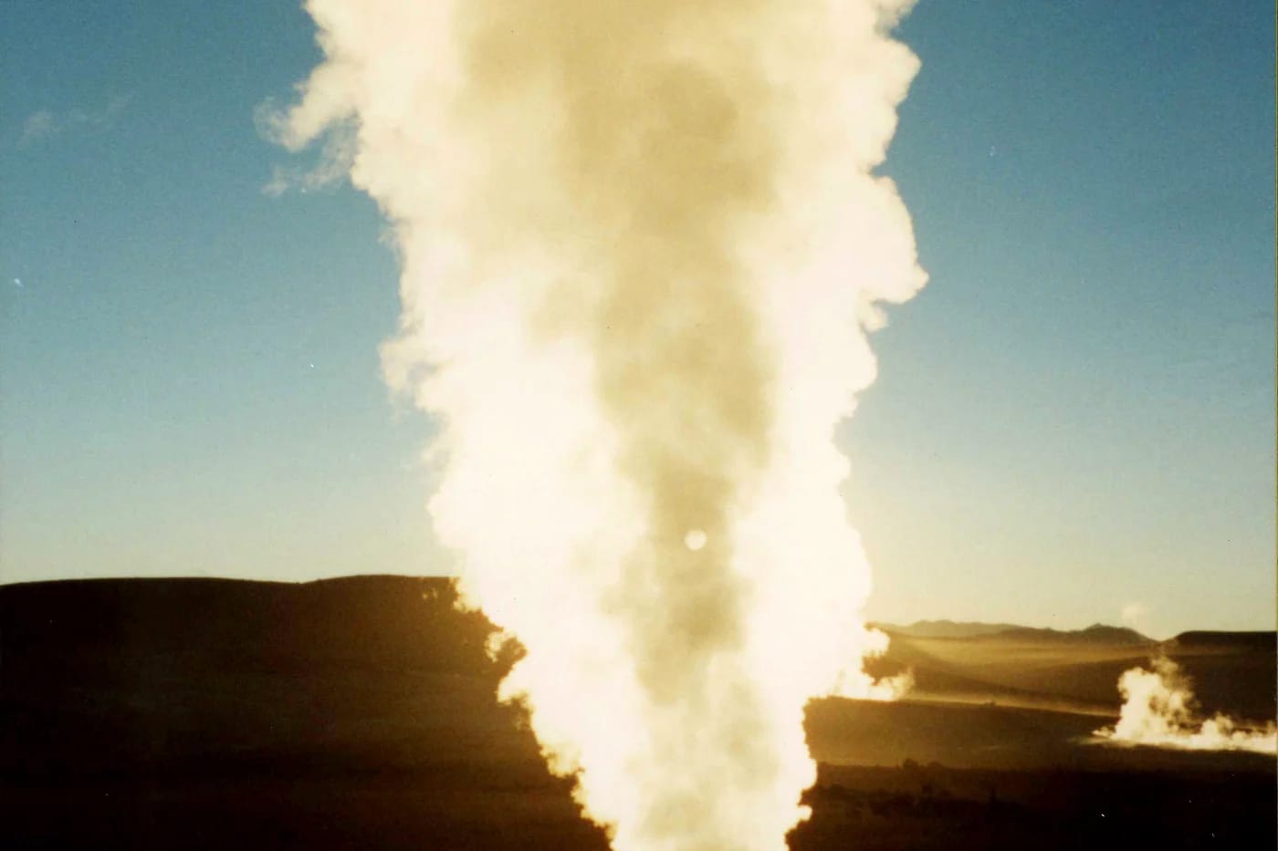 Geysir purkautuu auringonnousussa Bolivian ylängöllä