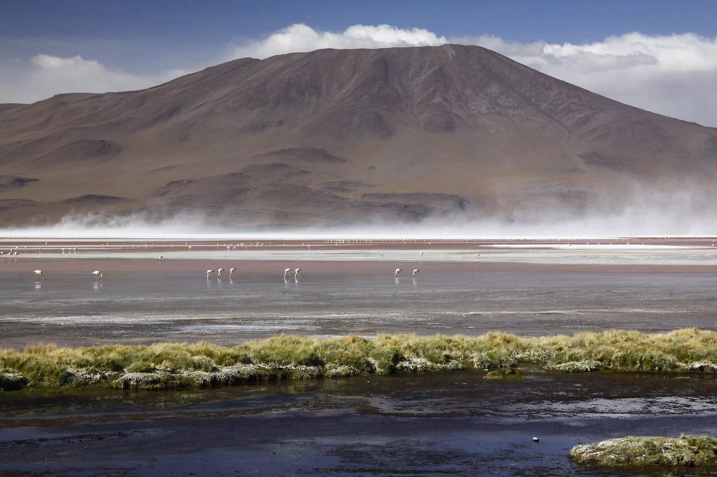 Laguna Colorada ja vuoret Bolivian ylängöllä