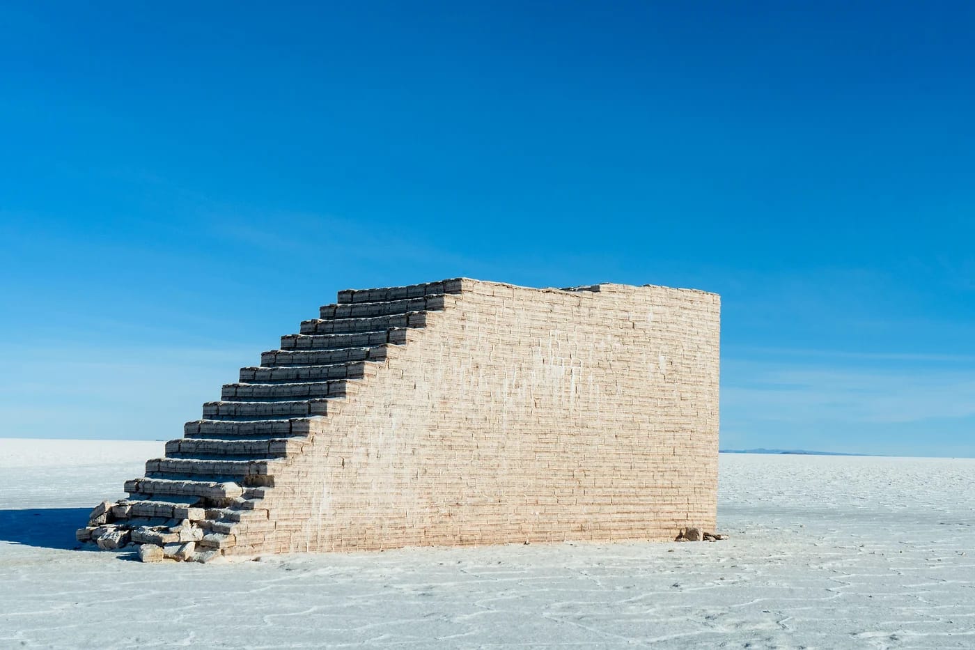 Suolatiiliportaikko keskellä Salar de Uyunia