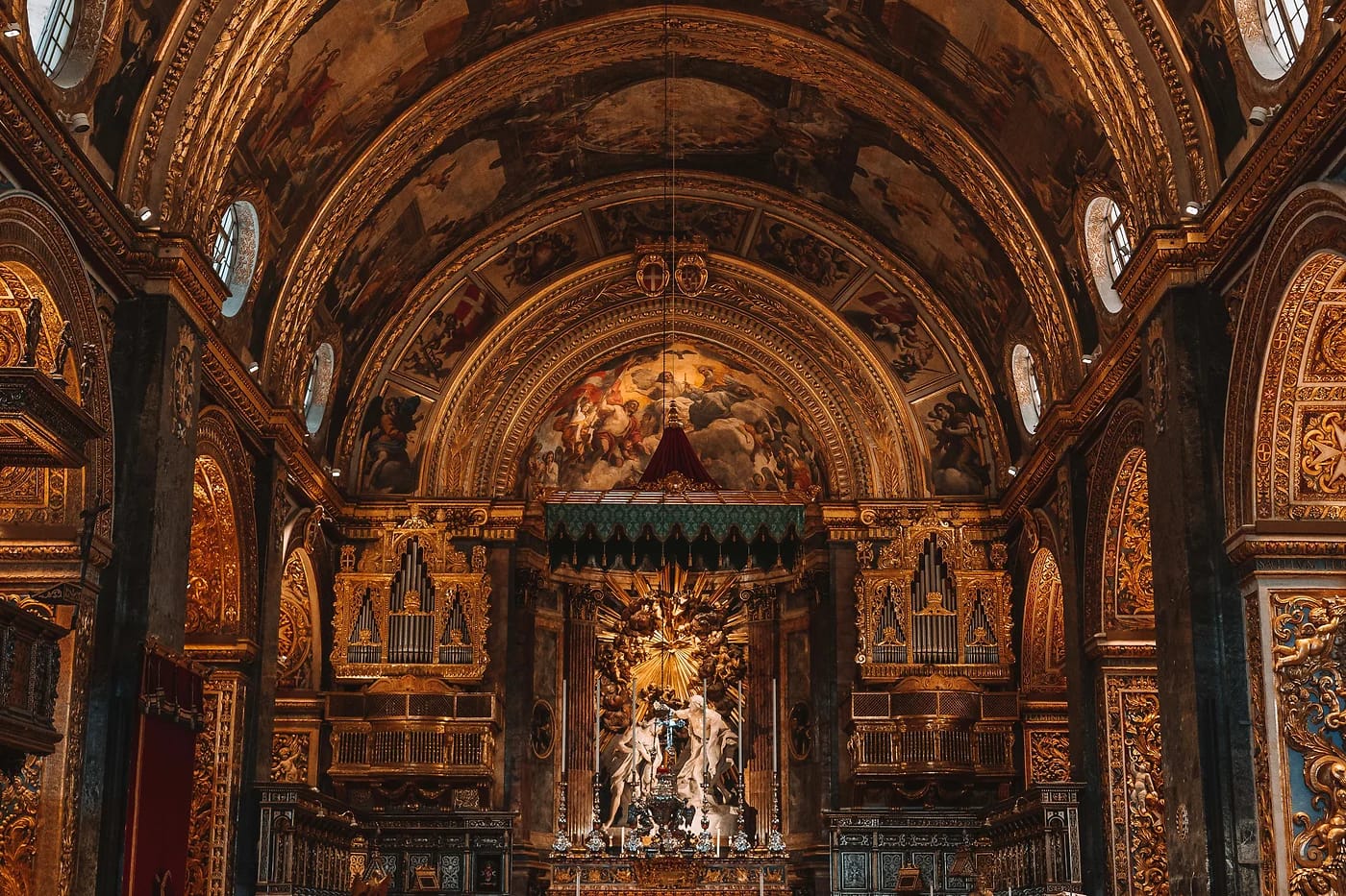 St John'sin yhteiskatedraalin kullattu sisätila