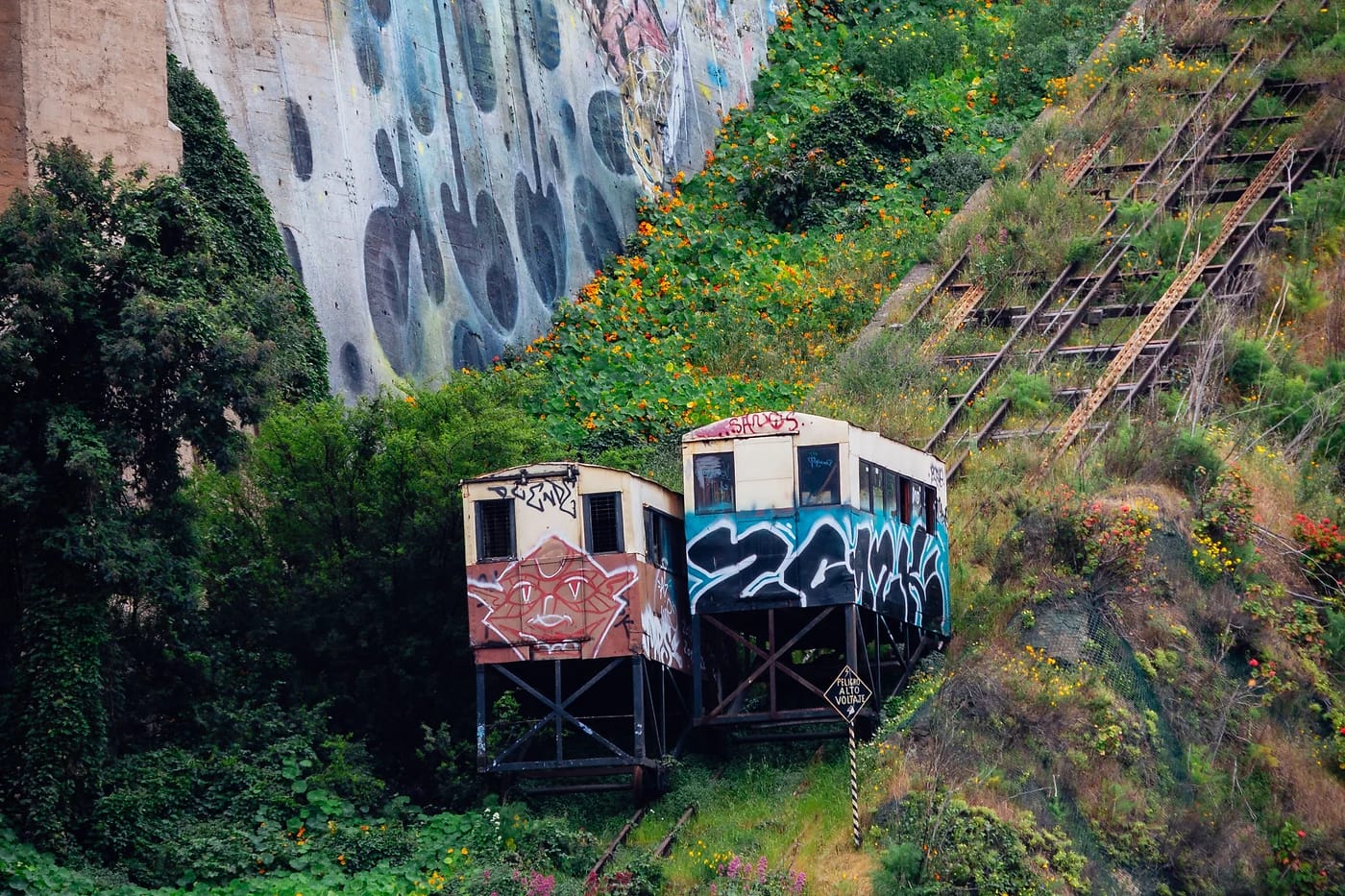 Graffitilla peitettyjä funikulaarivaunuja Valparaísossa