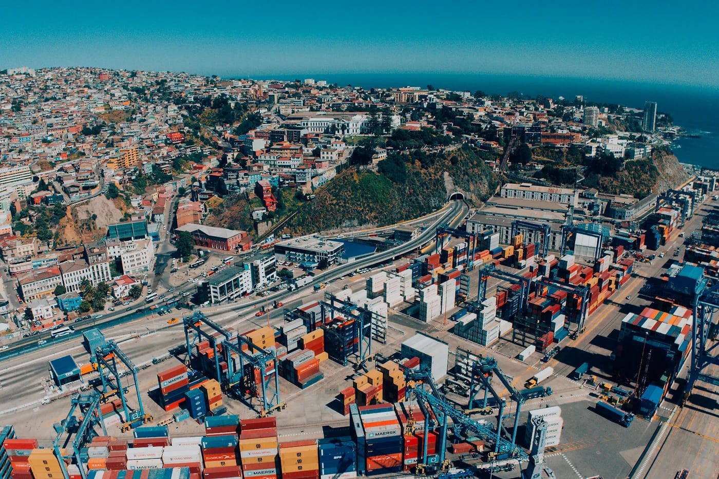 Ilmakuva Valparaíson satamasta ja värikkäistä kukkuloista