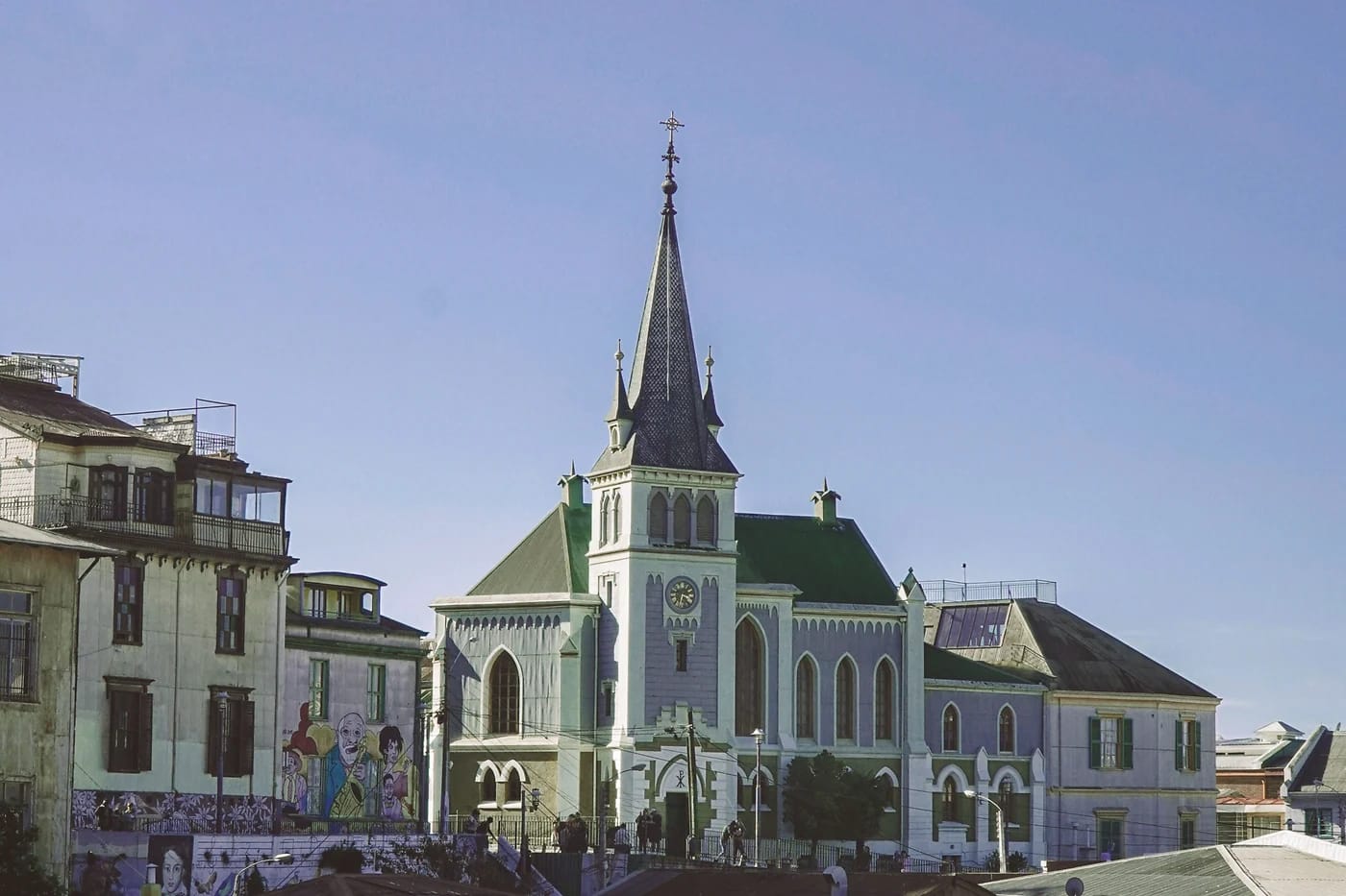 Valparaíson värikäs kaupunkikuva ja kirkko