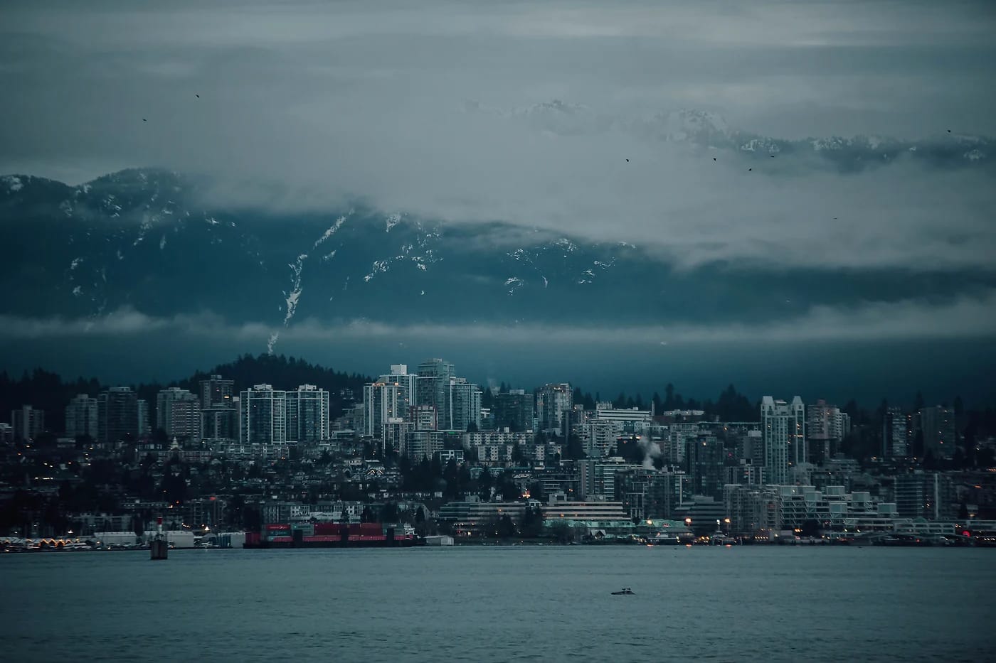 Vancouverin silhuetti ja vuoret