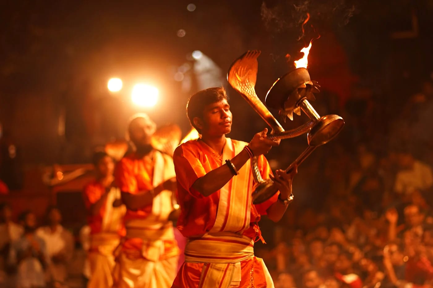 Papit suorittavat Ganga Aarti -tulirituaalia Varanasissa