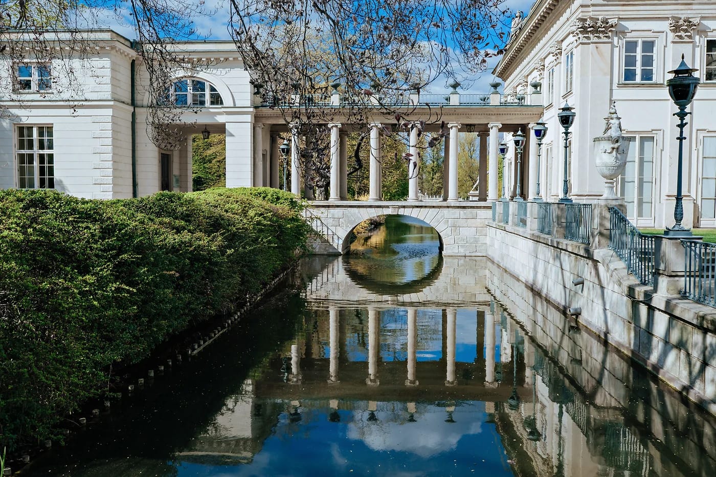 Palatsi vedellä Łazienkin puistossa