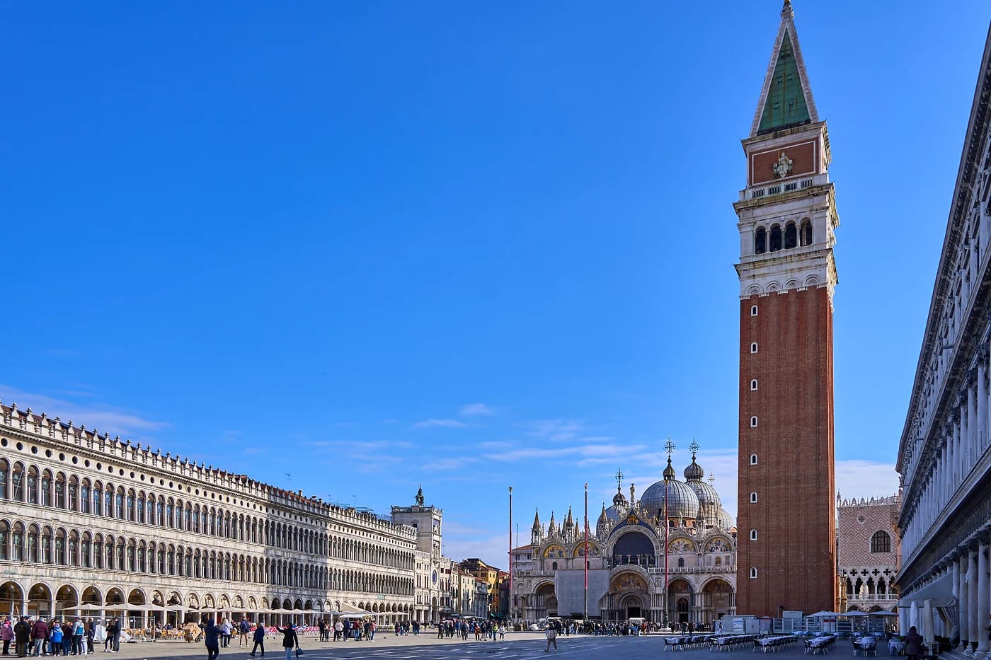 Pyhän Markuksen aukio, Campanile ja basilika