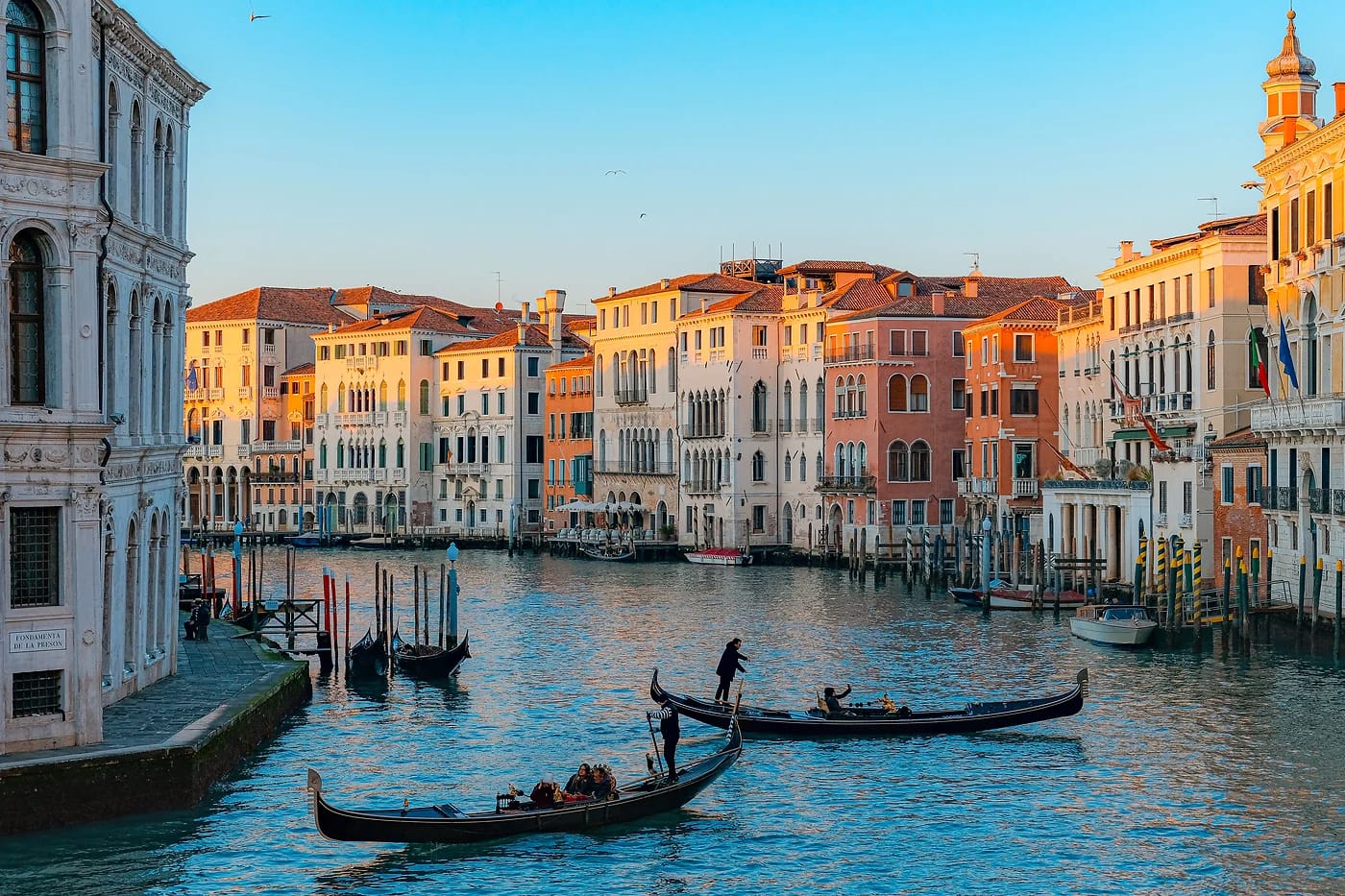 Canal Grande ja gondoleja auringonlaskussa