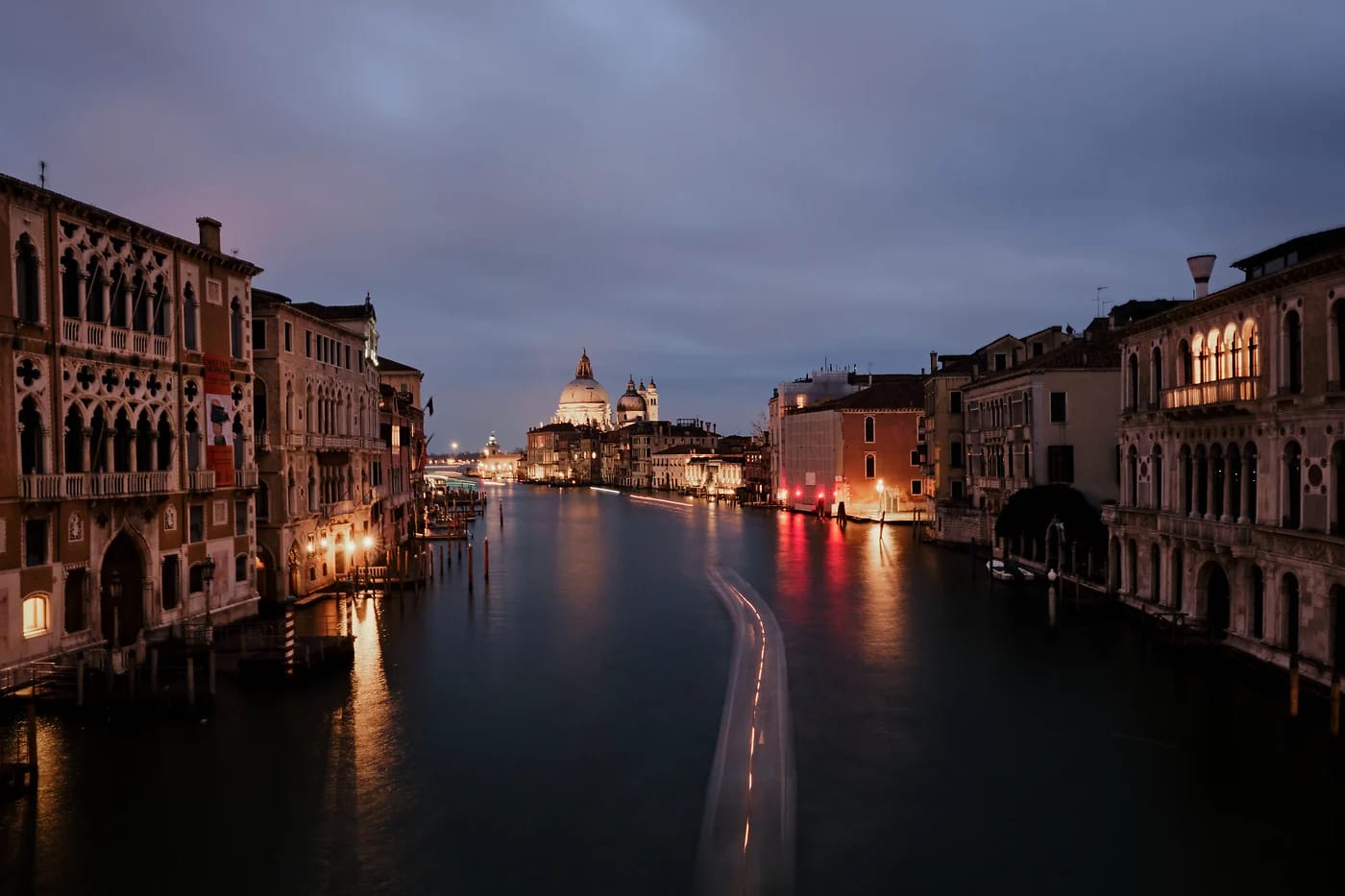 Canal Grande ja Salute hämärässä