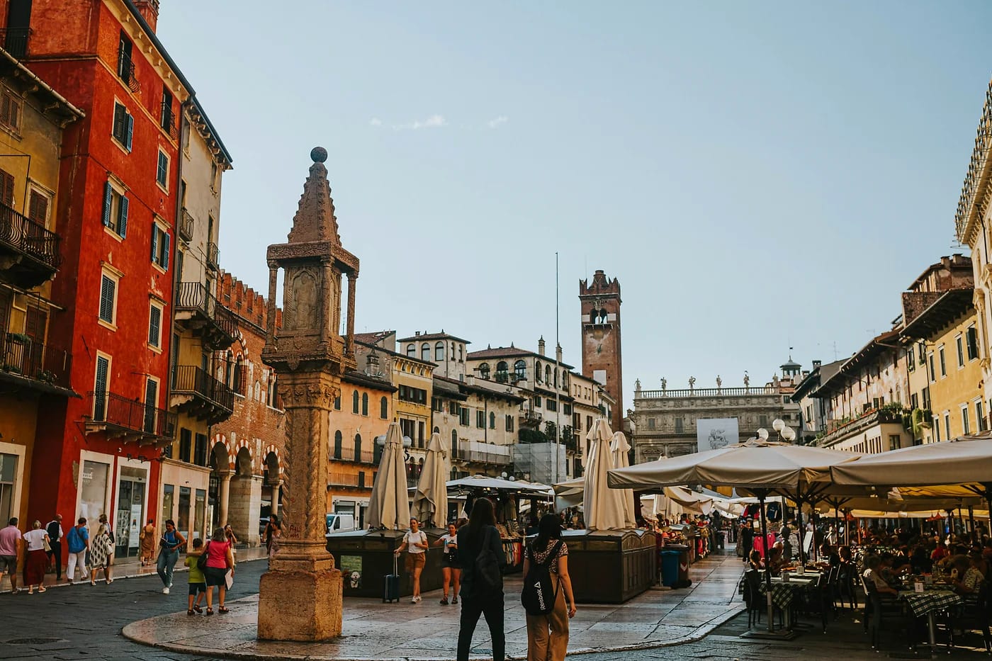 Piazza delle Erbe ja markkinat Veronassa