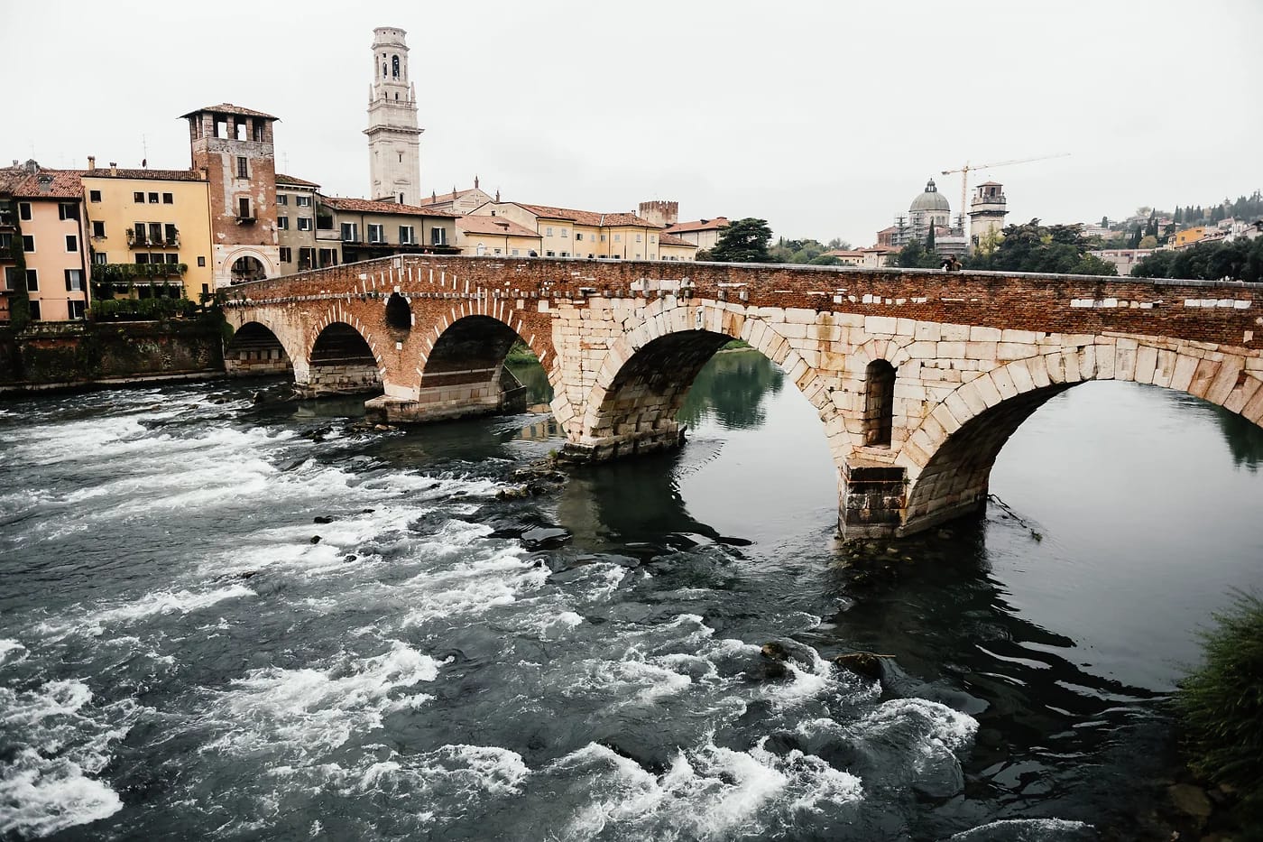 Ponte Pietra Adige-joen yli Veronassa