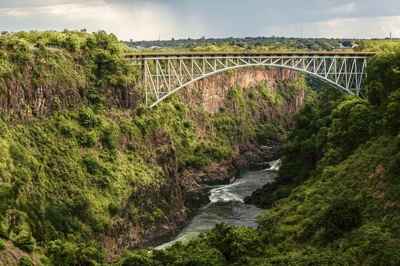 Victoria Falls -silta kaartuu Batoka-kuilun yli