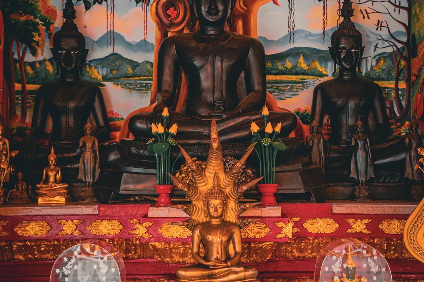 Buddha-patsaita temppelissä