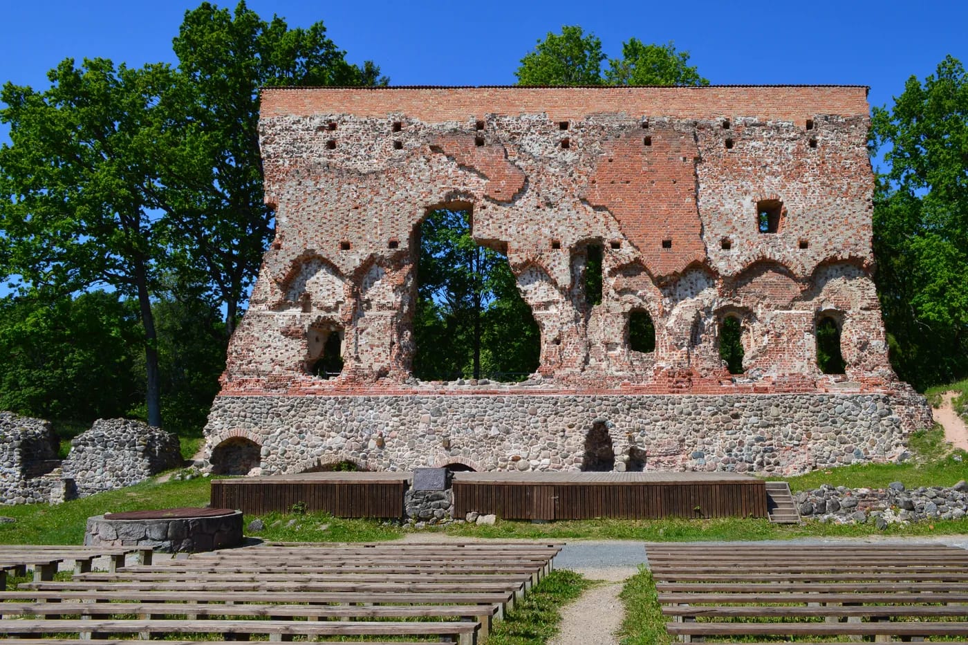 Ordulinnan muuri ja raunioihin rakennettu katsomo