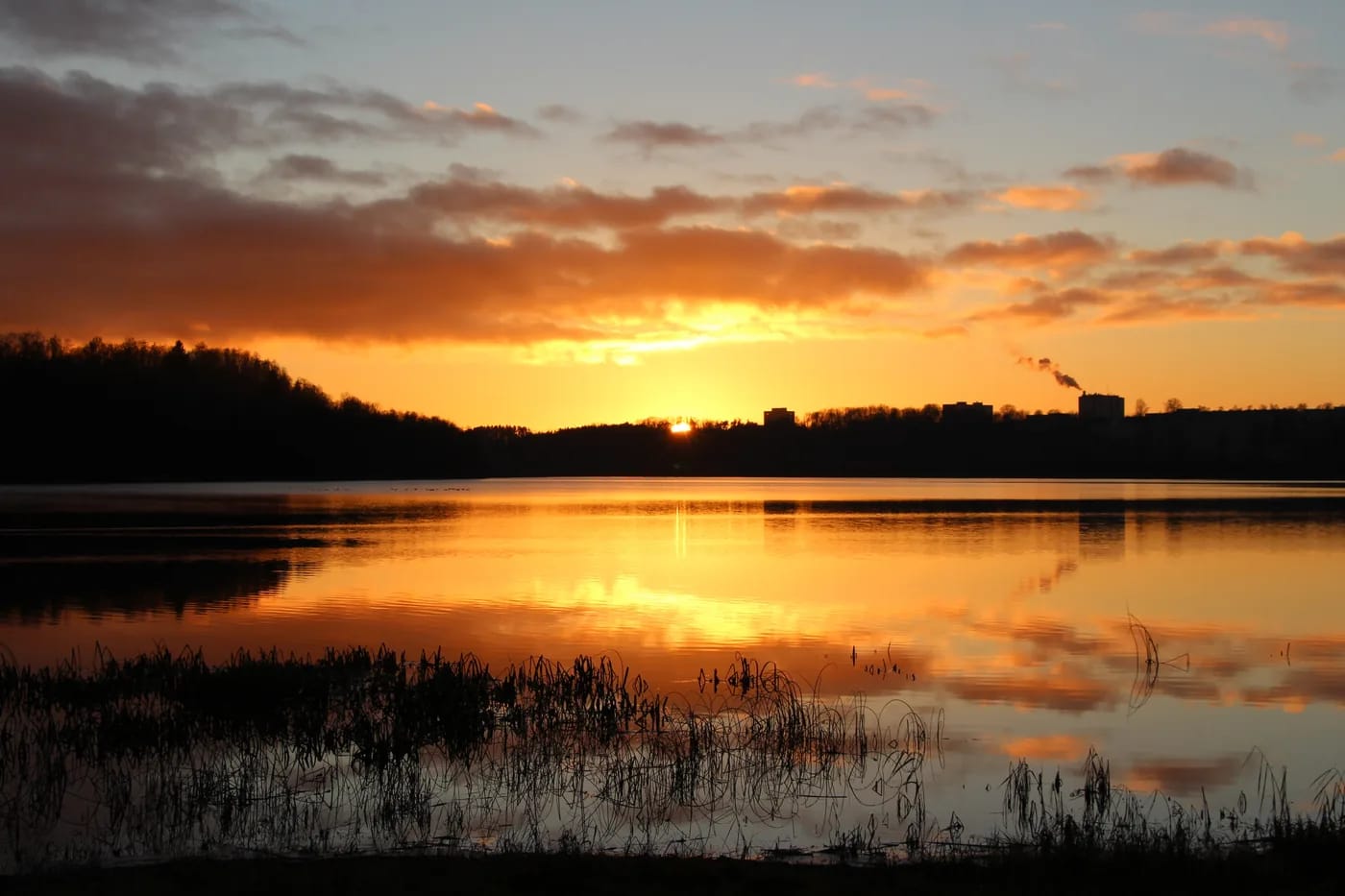 Auringonlasku Viljandin järven yllä