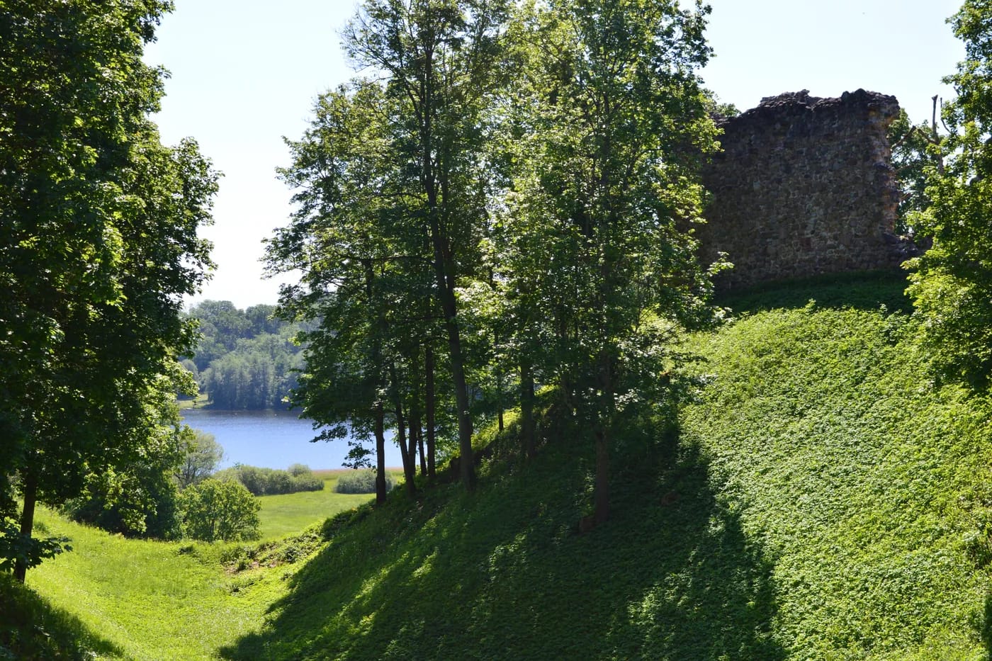 Linnanmäen rinne ja järvi puiden lomasta
