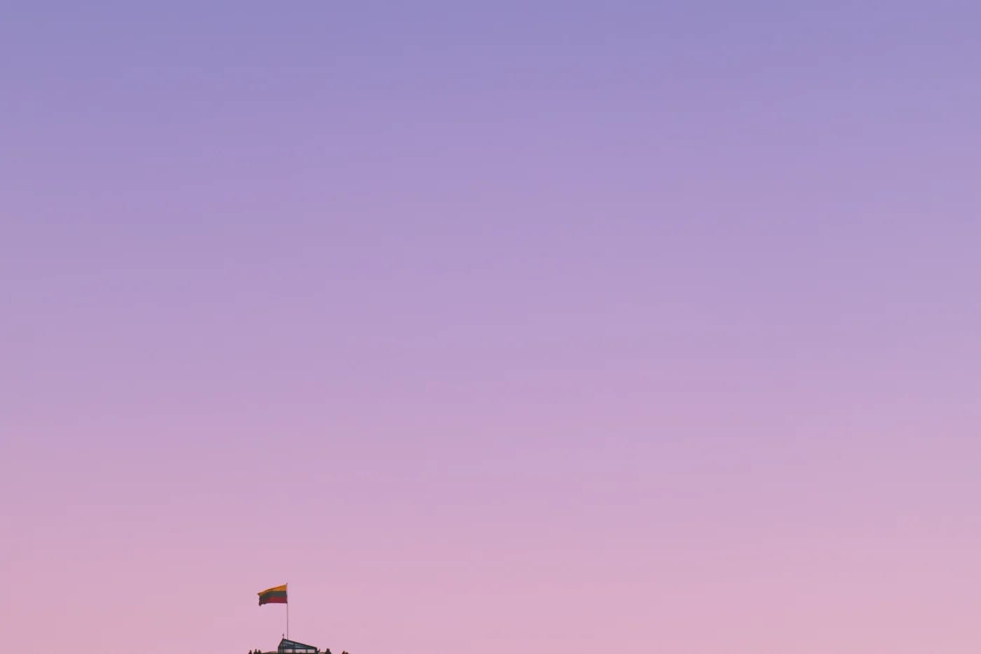 Gediminasin torni auringonlaskun taivasta vasten