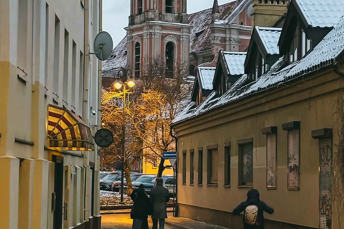 Vilnan vanhankaupungin kuja ja kirkontorni talvella