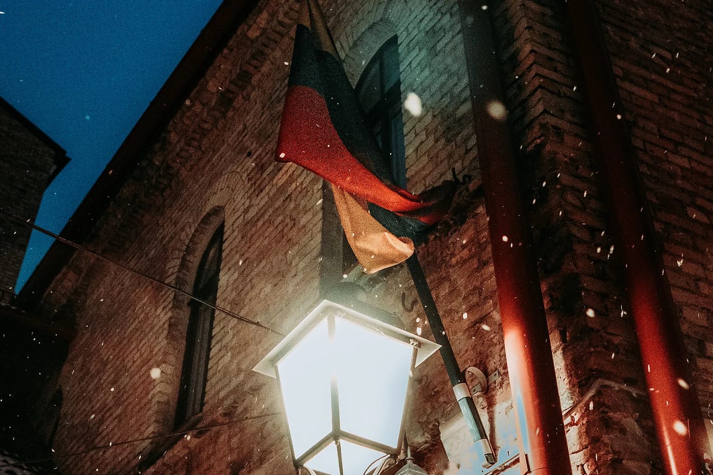 Liettuan lippu Užupisin korttelissa lumisateessa