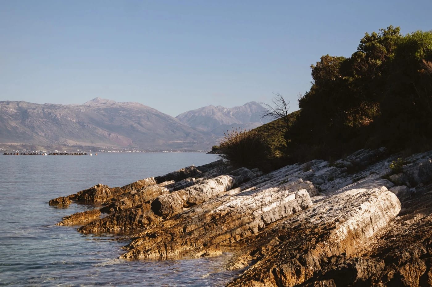 Kivikkoinen rannikko Vlorën alueella