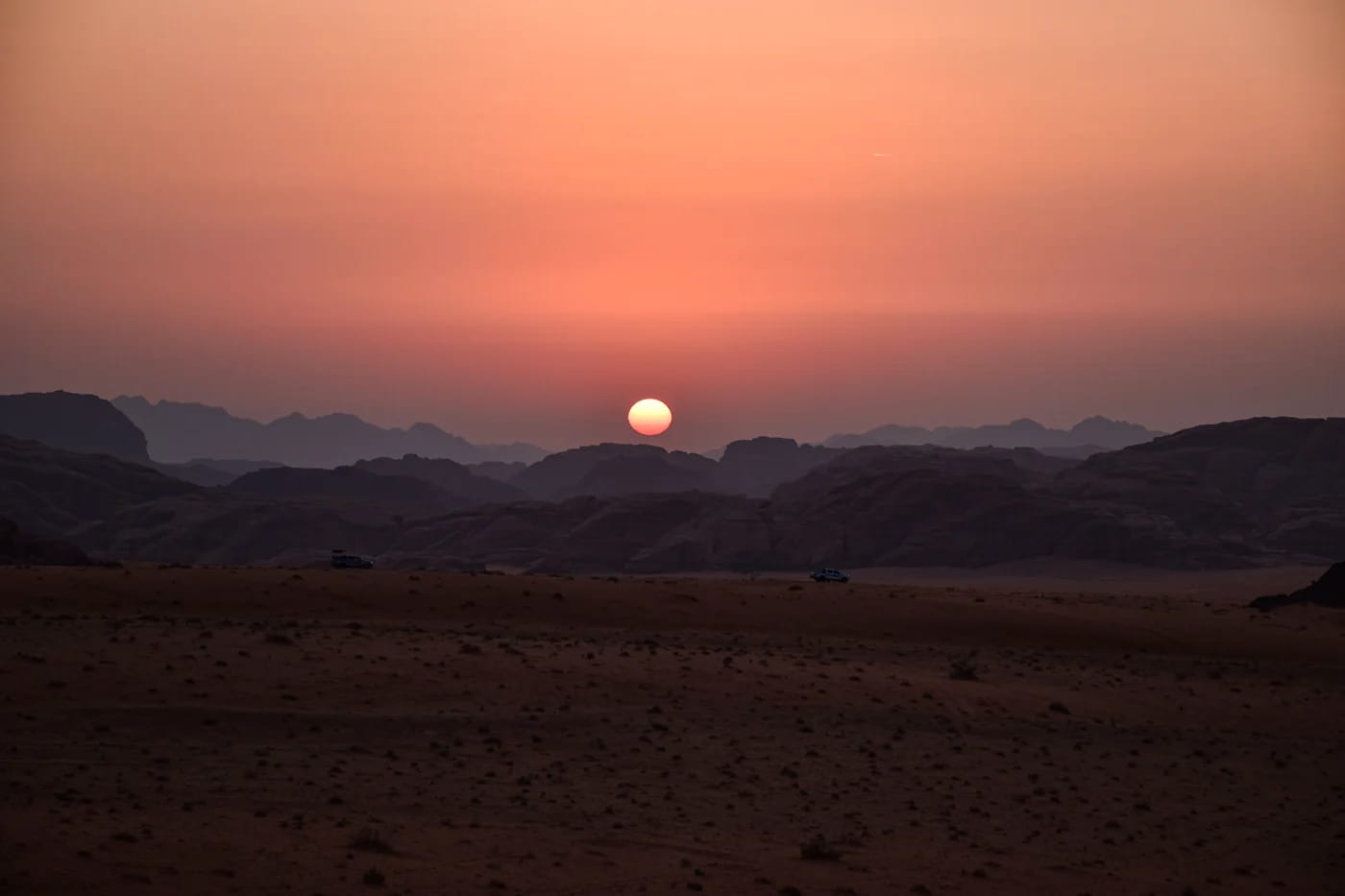 Wadi Rumin aavikko auringonlaskussa