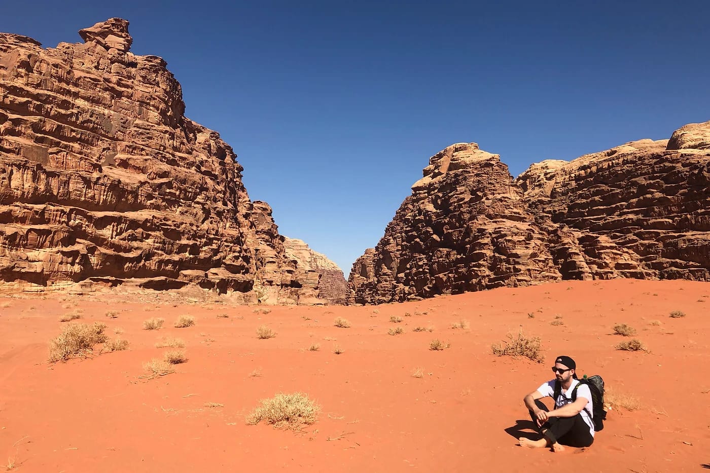 Vaeltaja Wadi Rumin kanjonissa