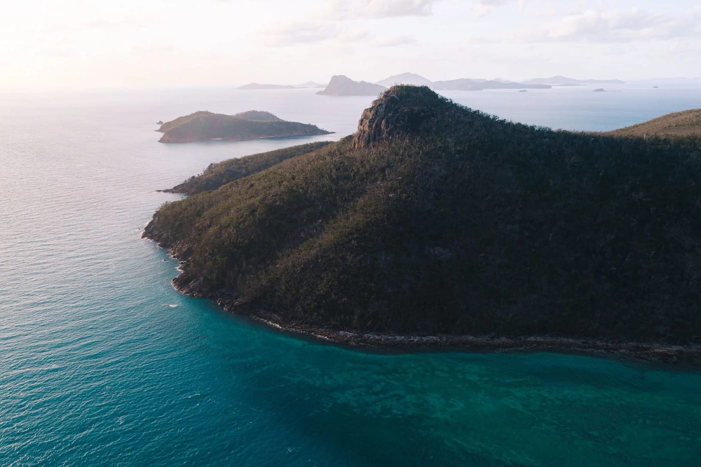 Vihreä saari ja turkoosi meri Whitsundaysissa