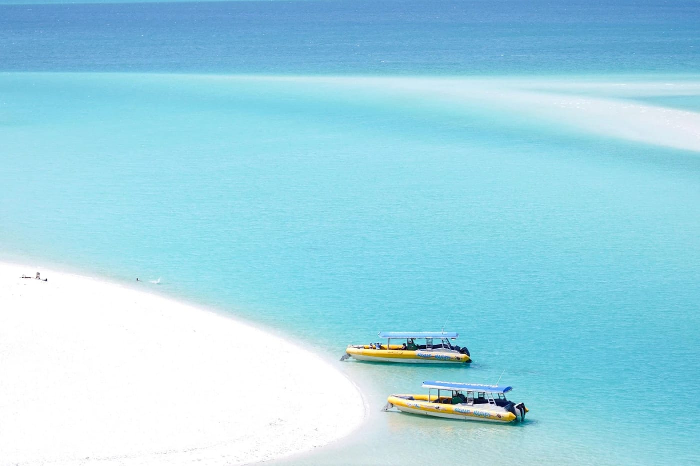 Whitehaven Beachin turkoosi vesi ja veneet
