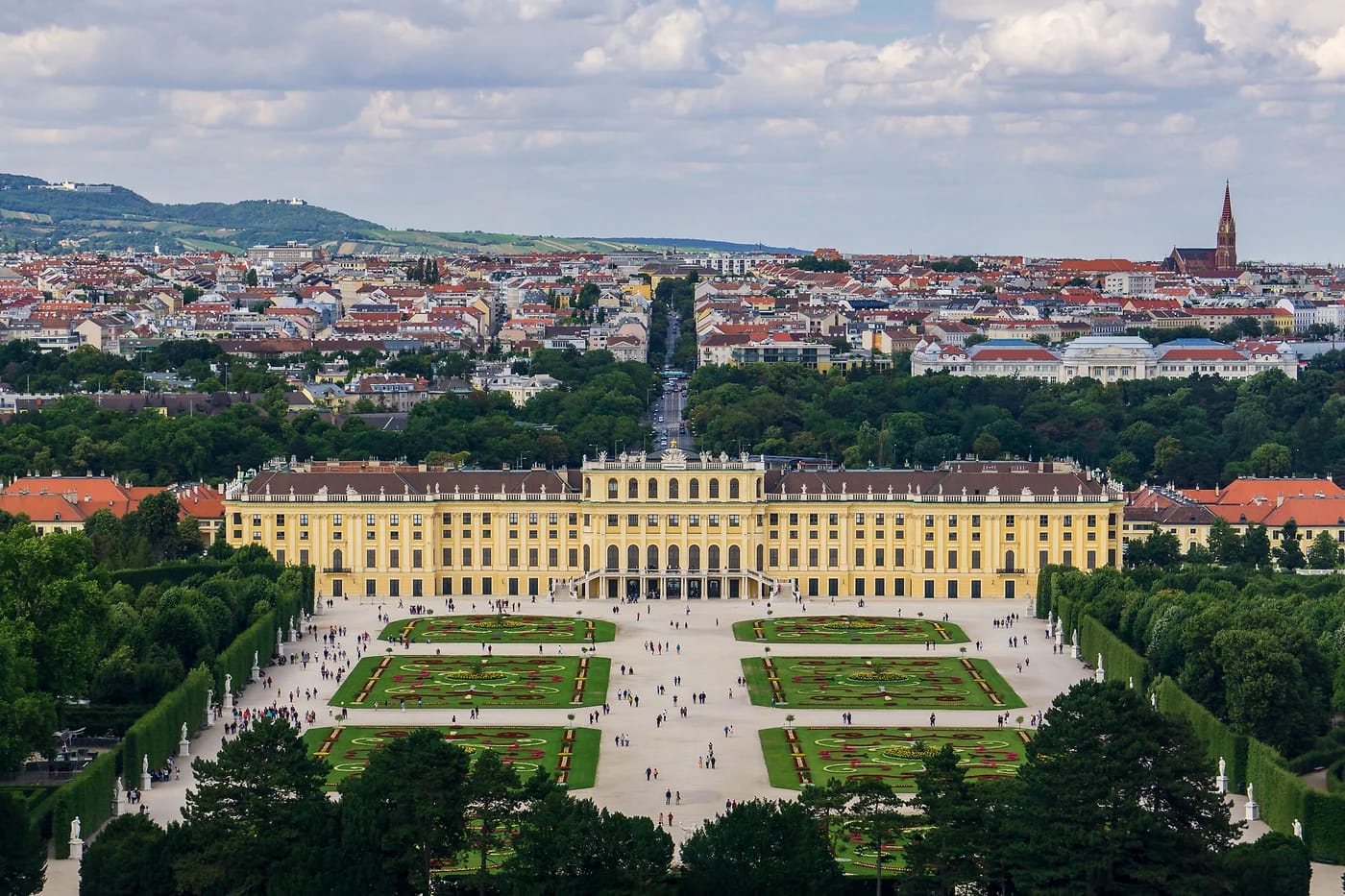 Schönbrunnin palatsi ja puutarhat Glorietten suunnalta