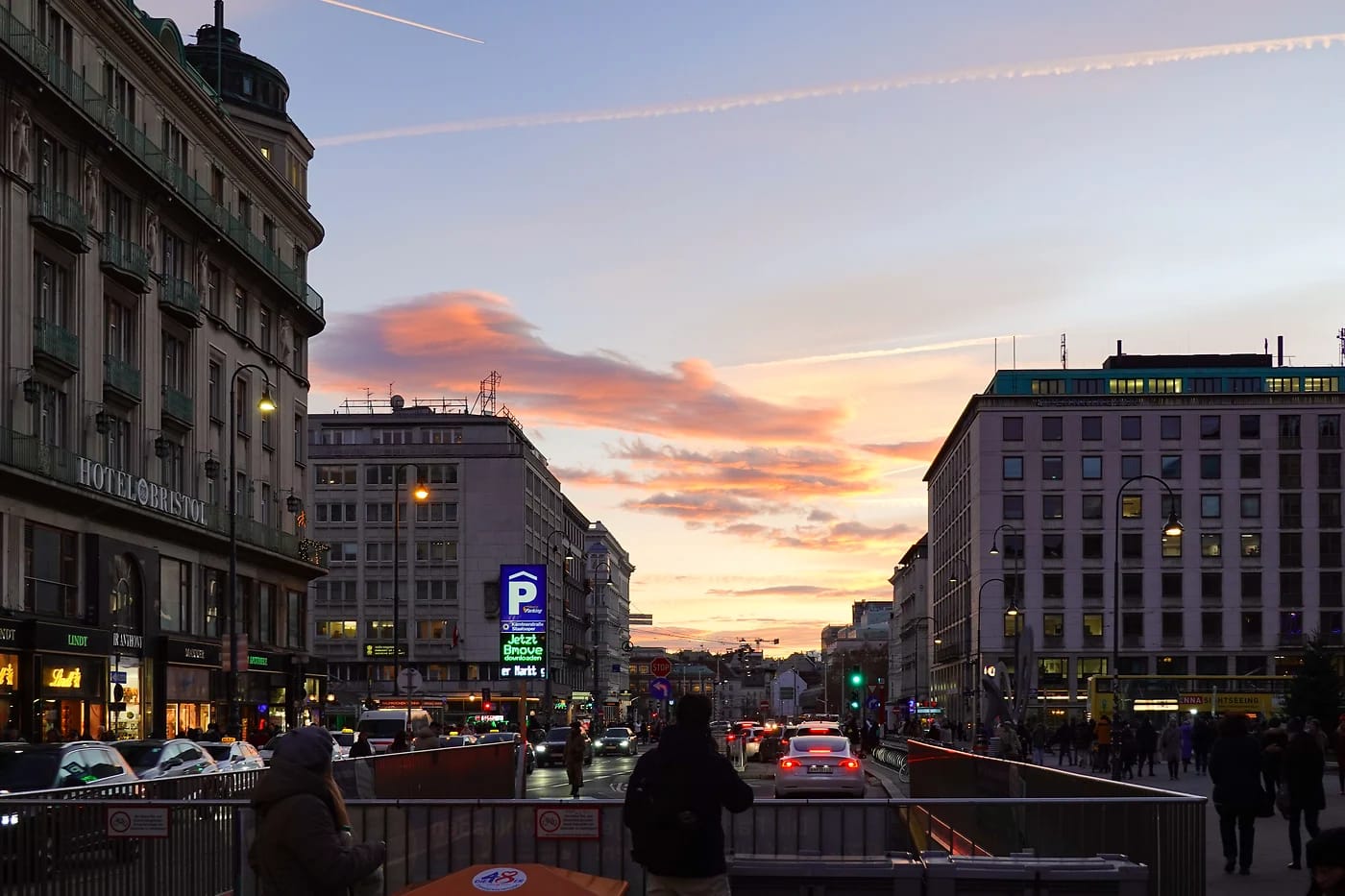 Wieniläinen katu auringonlaskussa