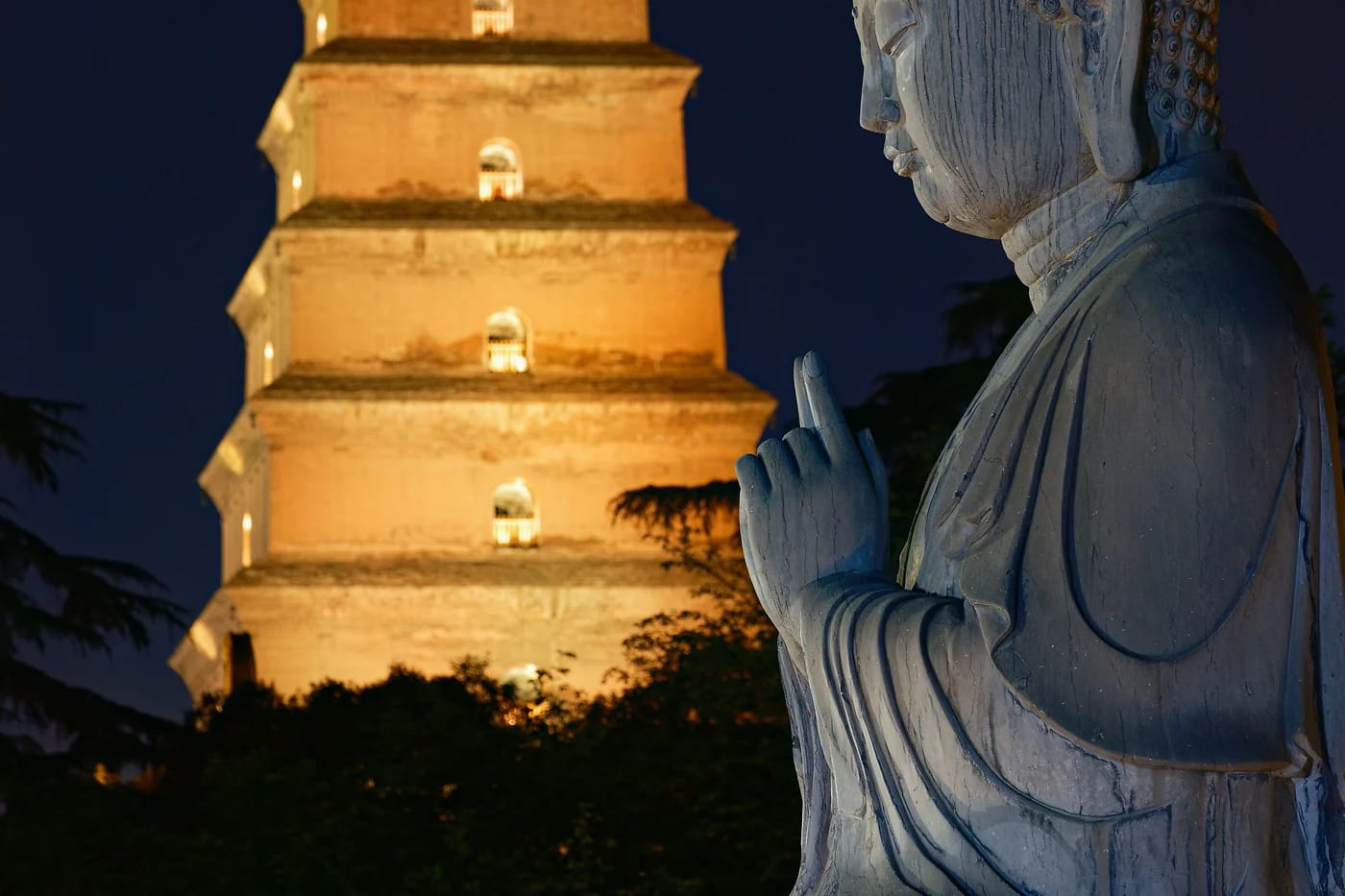 Buddha ja pagodi yöllä