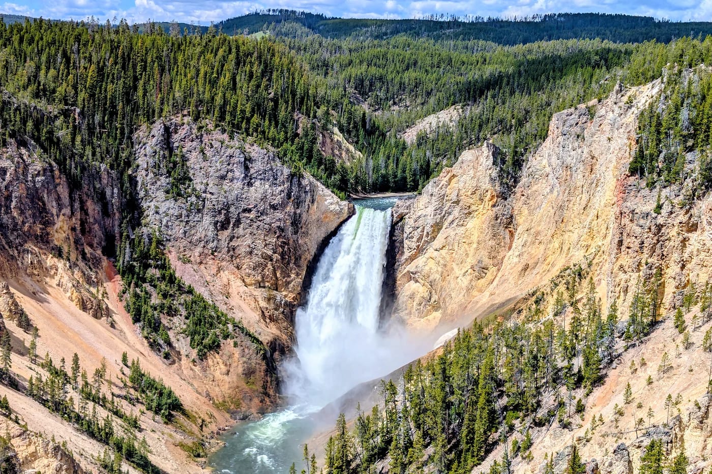 Yellowstonen alaputous ja värikäs kanjoni
