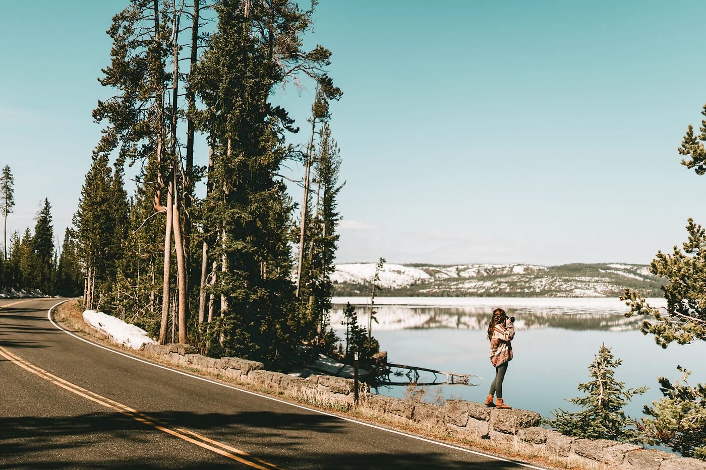 Tie ja järvi Yellowstonen maisemassa