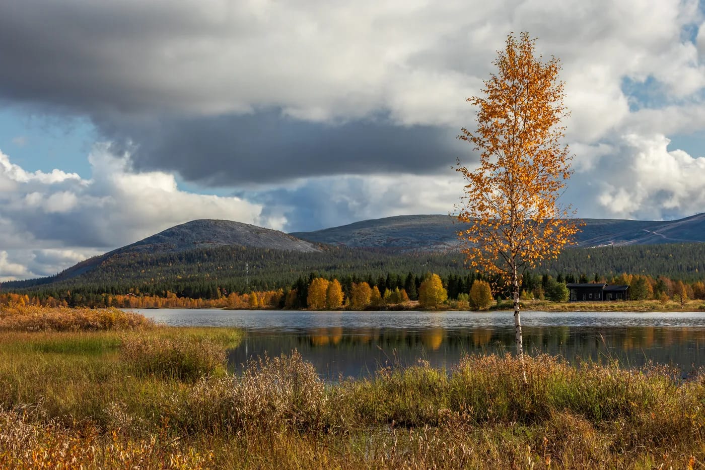 Ruskamaisema Äkäslompolon järvellä