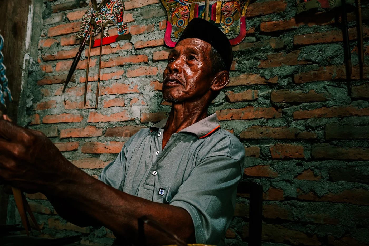 Wayang kulit -nukkien valmistusta